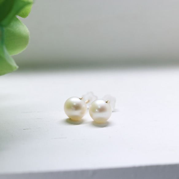 帶來幸福的六月珍珠誕生石的珍珠螺絲釘穿孔6-7mm 第3張的照片