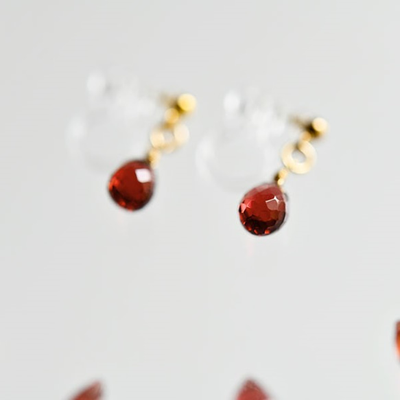 愛情履行的象徵石榴石的紅色耳環14KGF 1月誕生石短型 第3張的照片
