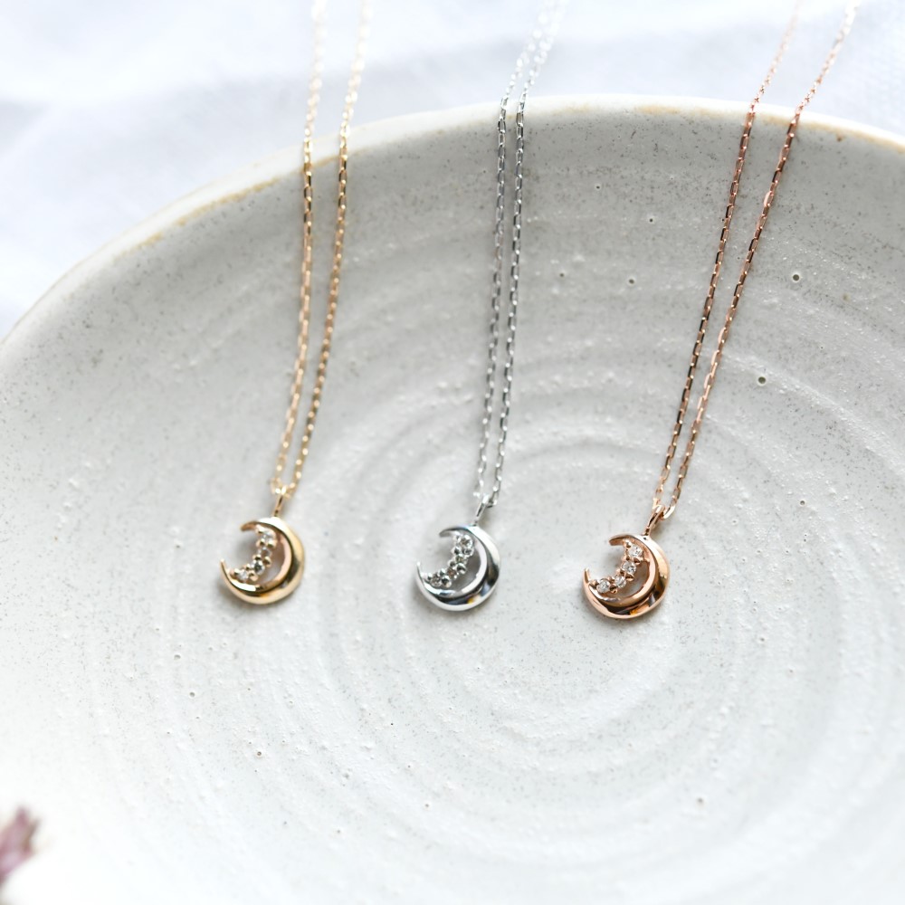 数量限定 永遠不変　K10金 天然ダイヤモンド 月のネックレス 4月誕生石