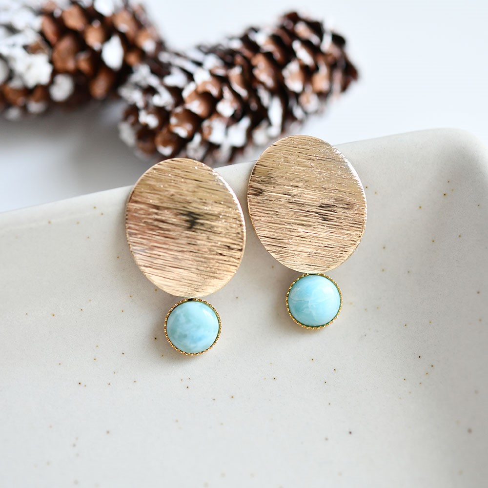 愛と平和を象徴する ゴールドとラリマーのピアス イヤリング