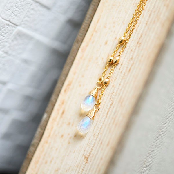 光るしずくの アメリカンピアス　ムーンストーン　6月誕生石