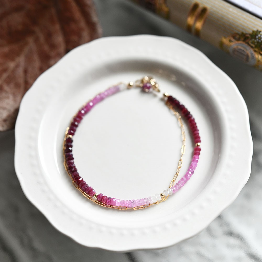 勝利と情熱を象徴する　グラデーション ルビーと波チェーンの2連ブレスレット　7月誕生石