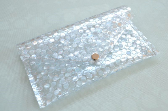 バッグのごちゃごちゃ小物をひとまとめ水濡れも防げる レター型 ビニール ポーチ 水玉 ドット Small 1枚目の画像