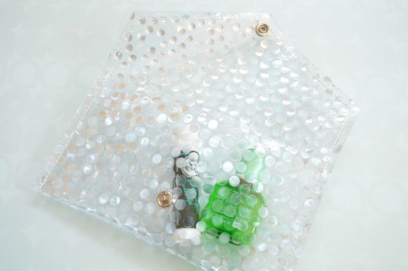 バッグのごちゃごちゃ小物をひとまとめ水濡れも防げる レター型 ビニール ポーチ 水玉 ドット Small 4枚目の画像