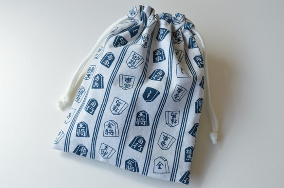 ポンっと入れてバッグの中身をすっきりお片付けシンプルが使いやすい 巾着袋 将棋 1枚目の画像