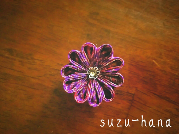 (送料無料)つまみ細工の紫小花帯留め 1枚目の画像