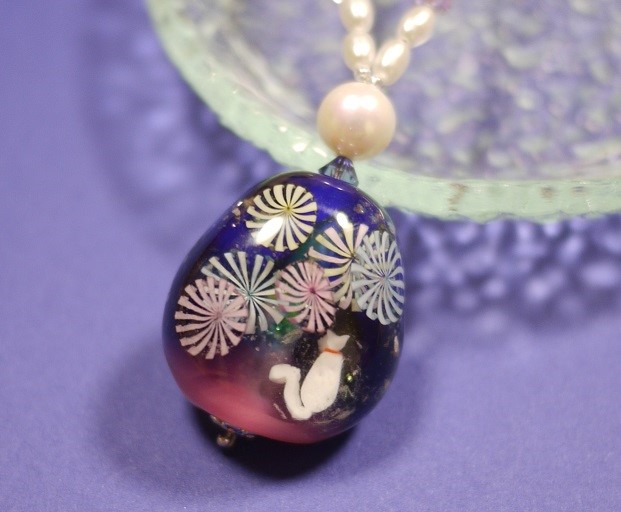 とんぼ玉と淡水パールのネックレス　白猫と花火