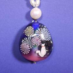 とんぼ玉と淡水パールのネックレス　白猫と花火 2枚目の画像