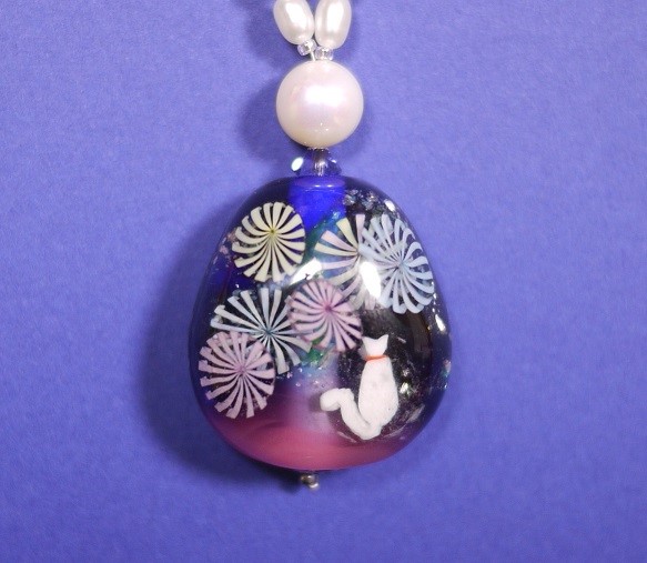 とんぼ玉と淡水パールのネックレス　白猫と花火 2枚目の画像