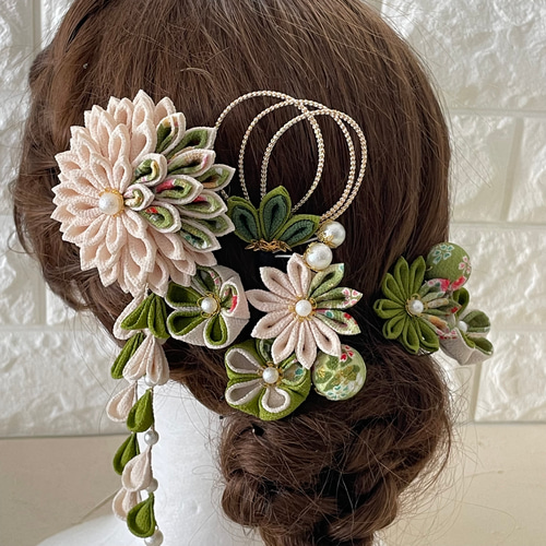 和 柄 ＊ダリア＊グリーン(うぐいす)＊生成❁振袖 髪飾り【つまみ細工