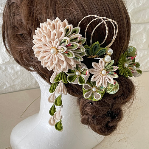 和 柄 ＊ダリア＊グリーン(うぐいす)＊生成❁振袖 髪飾り【つまみ細工