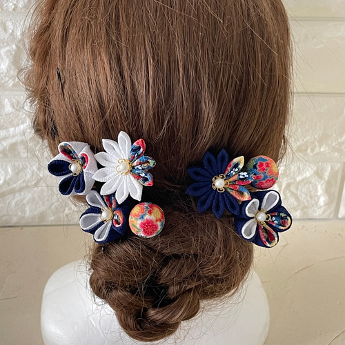 和 柄 ＊小花＊ブルー(紺)＊白❁振袖 髪飾り【つまみ細工】 ヘアピン