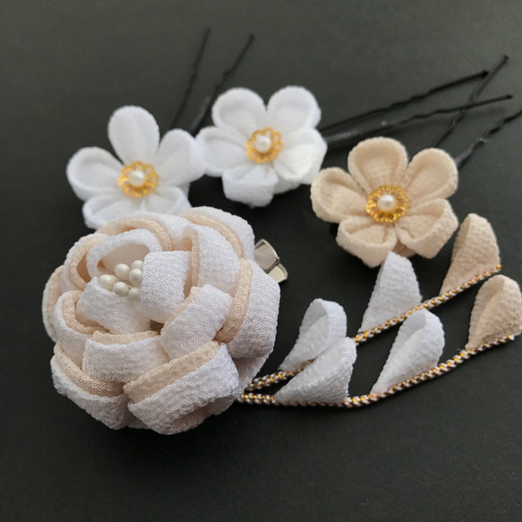 つまみ細工 カメリア 髪飾り❁﻿白*生成(アイボリー)❁成人式 卒業式