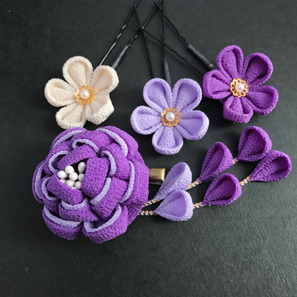 つまみ細工 カメリア 髪飾り❁﻿紫(すみれ)*生成(アイボリー)❁成人式