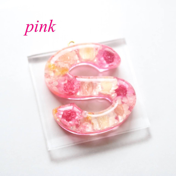 お花畑❁❁お花がいっぱい♡イニシャルレジンキーホルダー pink ver 3枚目の画像