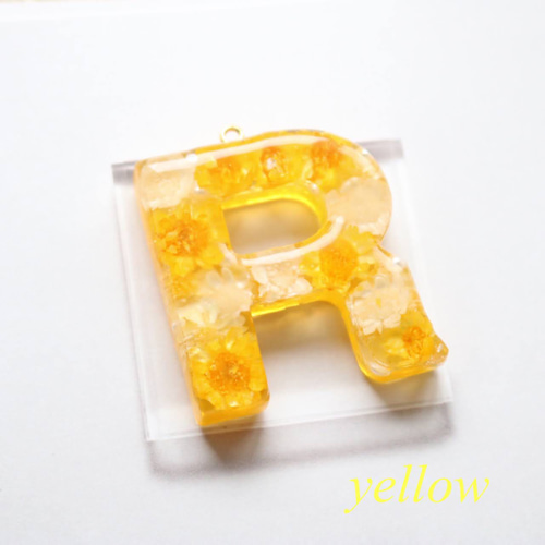 お花のイニシャルキーホルダー♪ お花畑❁❁お花がいっぱい♡イニシャルレジンキーホルダー