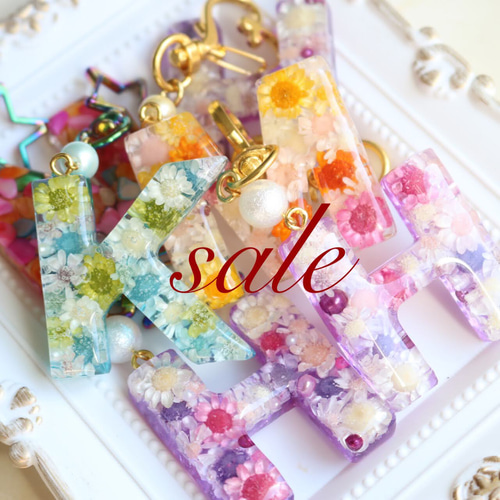 sale】お花がいっぱい❁❁イニシャルレジンキーホルダー バッグ
