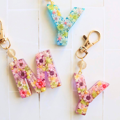お花がいっぱい❁❁世界に一つだけのイニシャルレジンキーホルダー