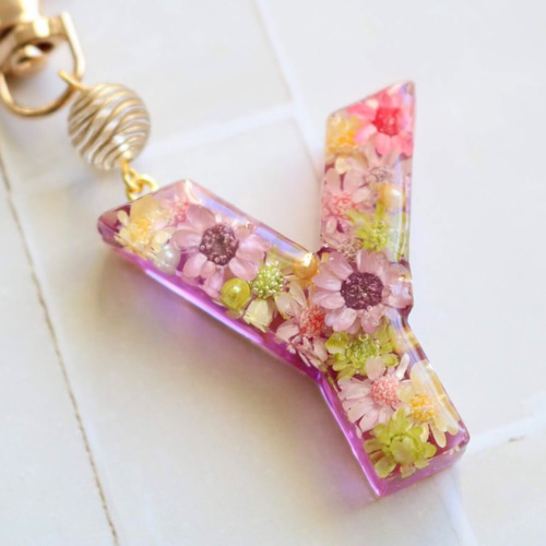 お花がいっぱい❁❁世界に一つだけのイニシャルレジンキーホルダー