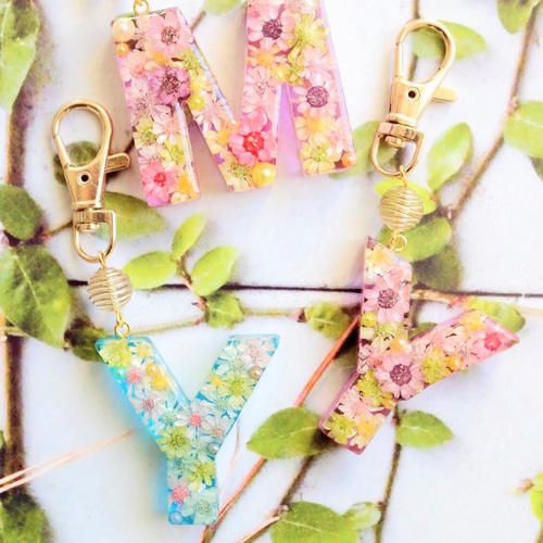 お花がいっぱい❁❁世界に一つだけのイニシャルレジンキーホルダー