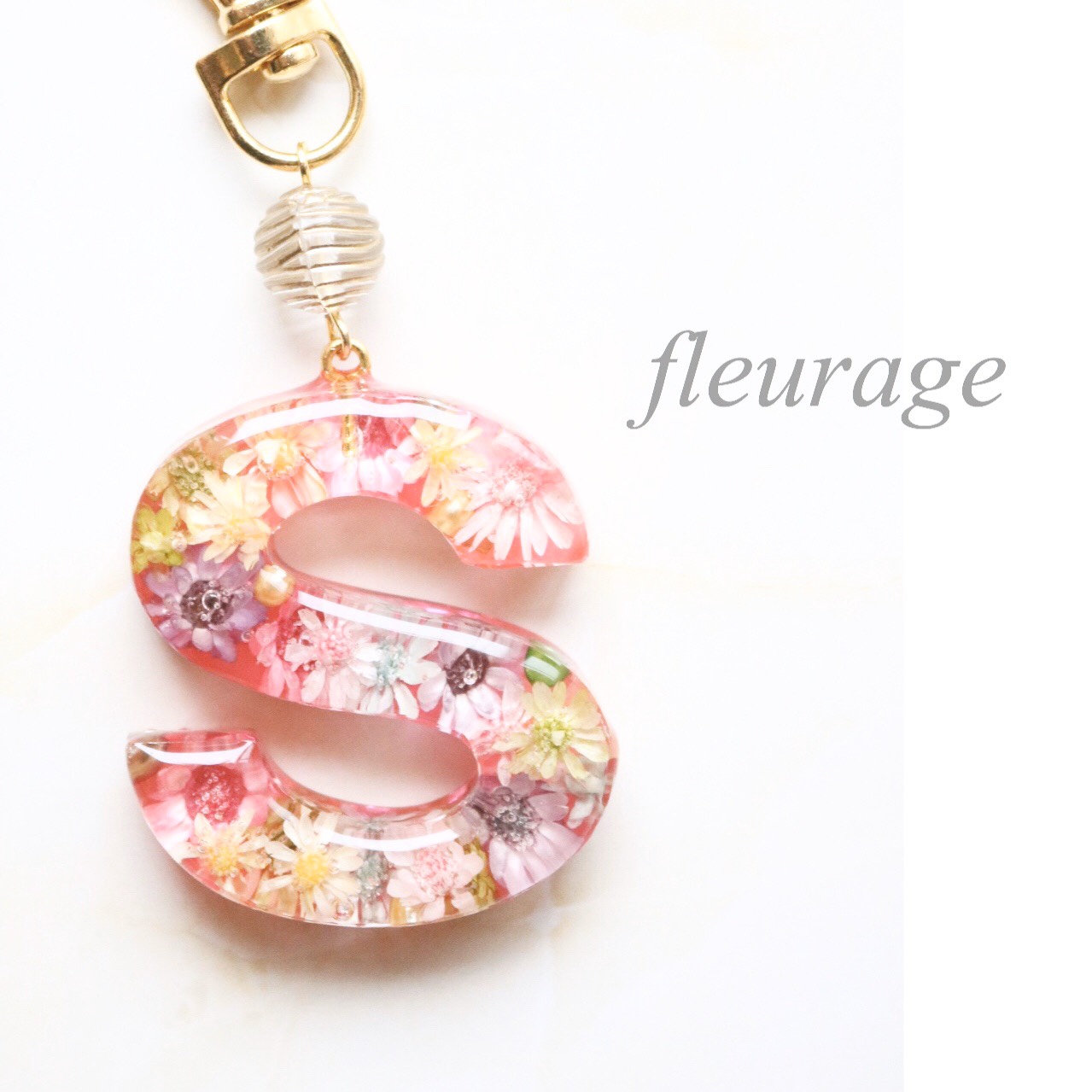 お花がいっぱい❁❁イニシャルレジンキーホルダー バッグチャーム