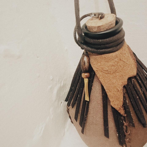 波破摩佛 不動物皮革系列 #3陶瓷酒壺背袋（連酒壺） 第2張的照片