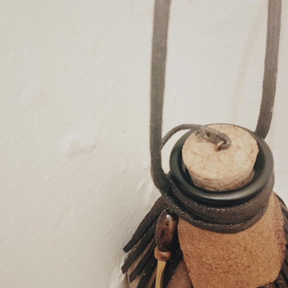波破摩佛 不動物皮革系列 #3陶瓷酒壺背袋（連酒壺） 第3張的照片