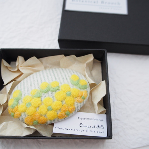 草花を描いた羊毛フェルト刺繍のブローチ(菜の花) ブローチ 草花を描いた羊毛フェルト刺繍のブローチ(菜の花) ブローチ