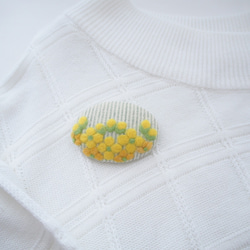 草花を描いた羊毛フェルト刺繍のブローチ（菜の花） 3枚目の画像