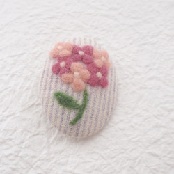 草花を描いた羊毛フェルト刺繍のブローチ(紫陽花・ピンク) 2枚目の画像