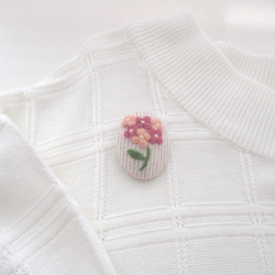 草花を描いた羊毛フェルト刺繍のブローチ(紫陽花・ピンク) 3枚目の画像