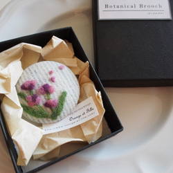 草花を描いた羊毛刺繍のブローチ(ラベンダー) 2枚目の画像
