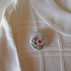 草花を描いた羊毛刺繍のブローチ(ラベンダー) 3枚目の画像
