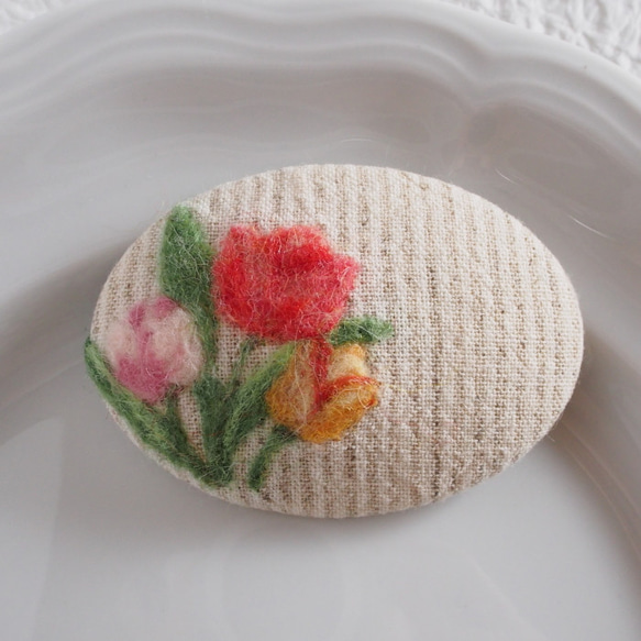 草花を描いた羊毛刺繍のブローチ（チューリップ） 1枚目の画像