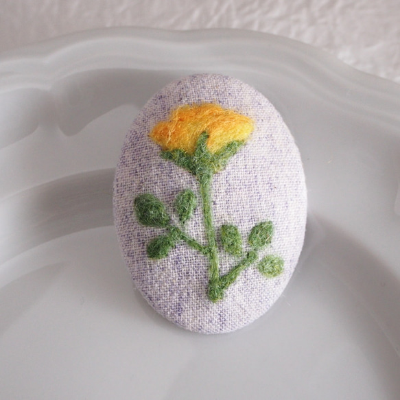 草花を描いた羊毛フェルト刺繍のブローチ(黄色い薔薇) ブローチ