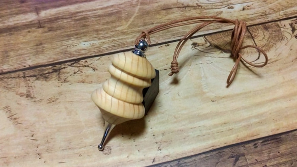 ピノキオ作　ネックレス 木製彫刻 木彫りのネックレス(茶) Wood carving necklace(blown