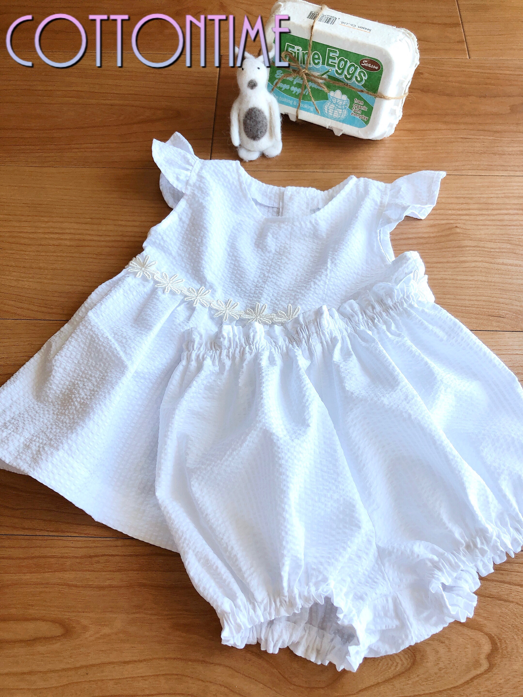 白いサッカー生地のチュニックとかぼちゃパンツ