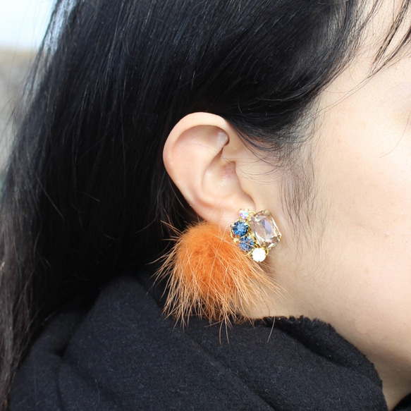 【秋冬】ビジューとミンクファーのイヤリングorピアス／ナイトブルー×オレンジ 3枚目の画像