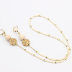 [受注制作]【FLOWER MASK CHAIN】 BEIGE × MATTE WHITE BEADS 2枚目の画像