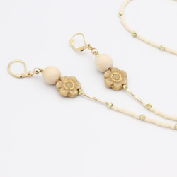 [受注制作]【FLOWER MASK CHAIN】 BEIGE × MATTE WHITE BEADS 3枚目の画像