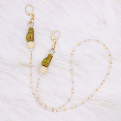 【SITTING CAT MASK CHAIN】OLIVE GREEN × MATTE CLEAR BEADS 3枚目の画像