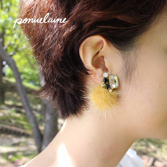 2WAY EARRINGS【秋冬】ビジューとミンクファーの2wayイヤリング／イエローオーカー×ブラック 3枚目の画像