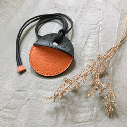 KAKU皮革設計 gogoro鑰匙皮套訂製 鐵灰鴕鳥紋+橘色荔枝紋 第2張的照片