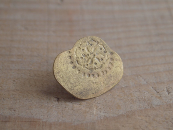 真鍮のピンバッチ 1枚目の画像