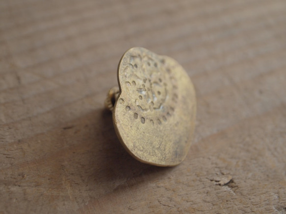 真鍮のピンバッチ 2枚目の画像