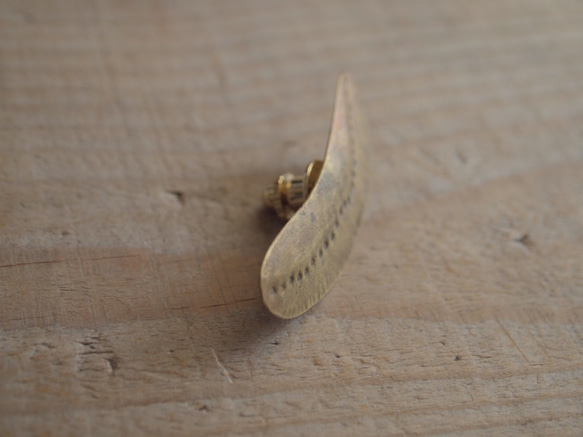 真鍮のピンバッチ 2枚目の画像