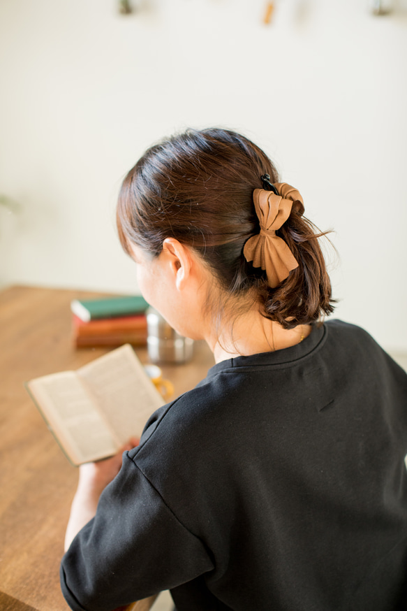 スエード(茶)リボンヘアアクセサリー・バナナクリップ 2枚目の画像