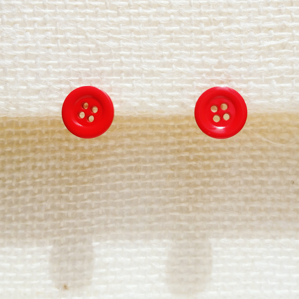 真っ赤なボタンのピアス*.+ﾟ 5枚目の画像