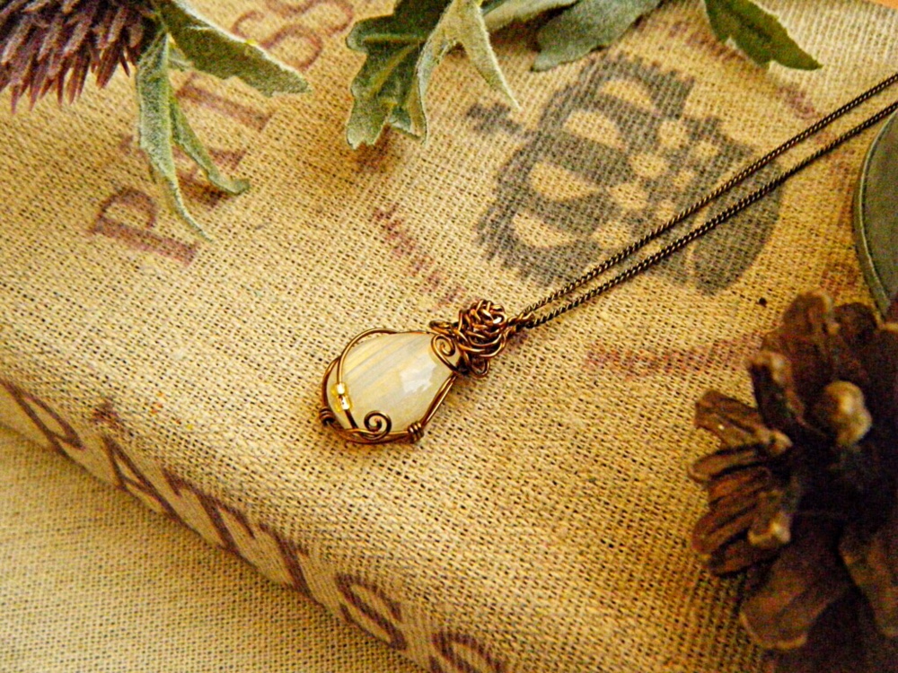 【ムーンストーン】新月のお守りペンダント