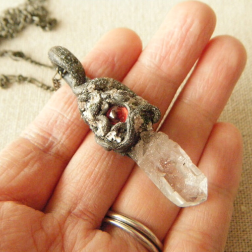 ガーネットの結晶と水晶ペンダント3 【公式通販】